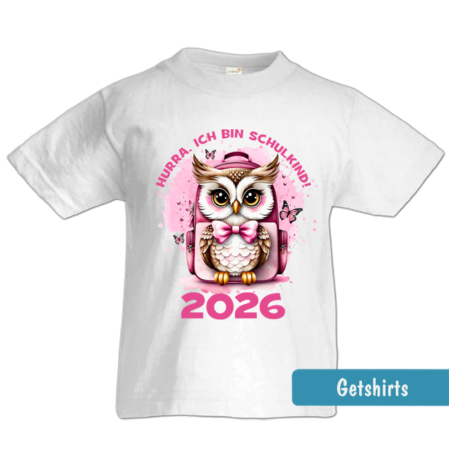 Einschulungs-T-Shirt mit Eule mit Schulrucksack und Schmetterlingen in rosa und dem Text Hurra ich bin Schulkind 2026.