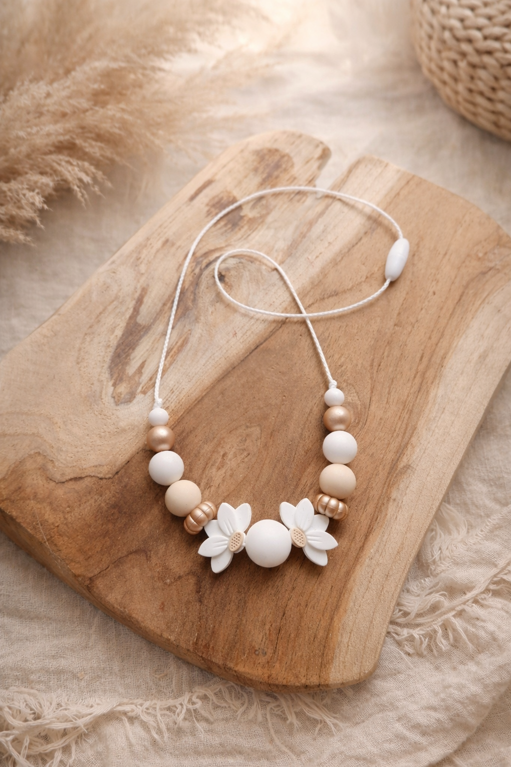 Collier d'allaitement fleurs de lotus blanches