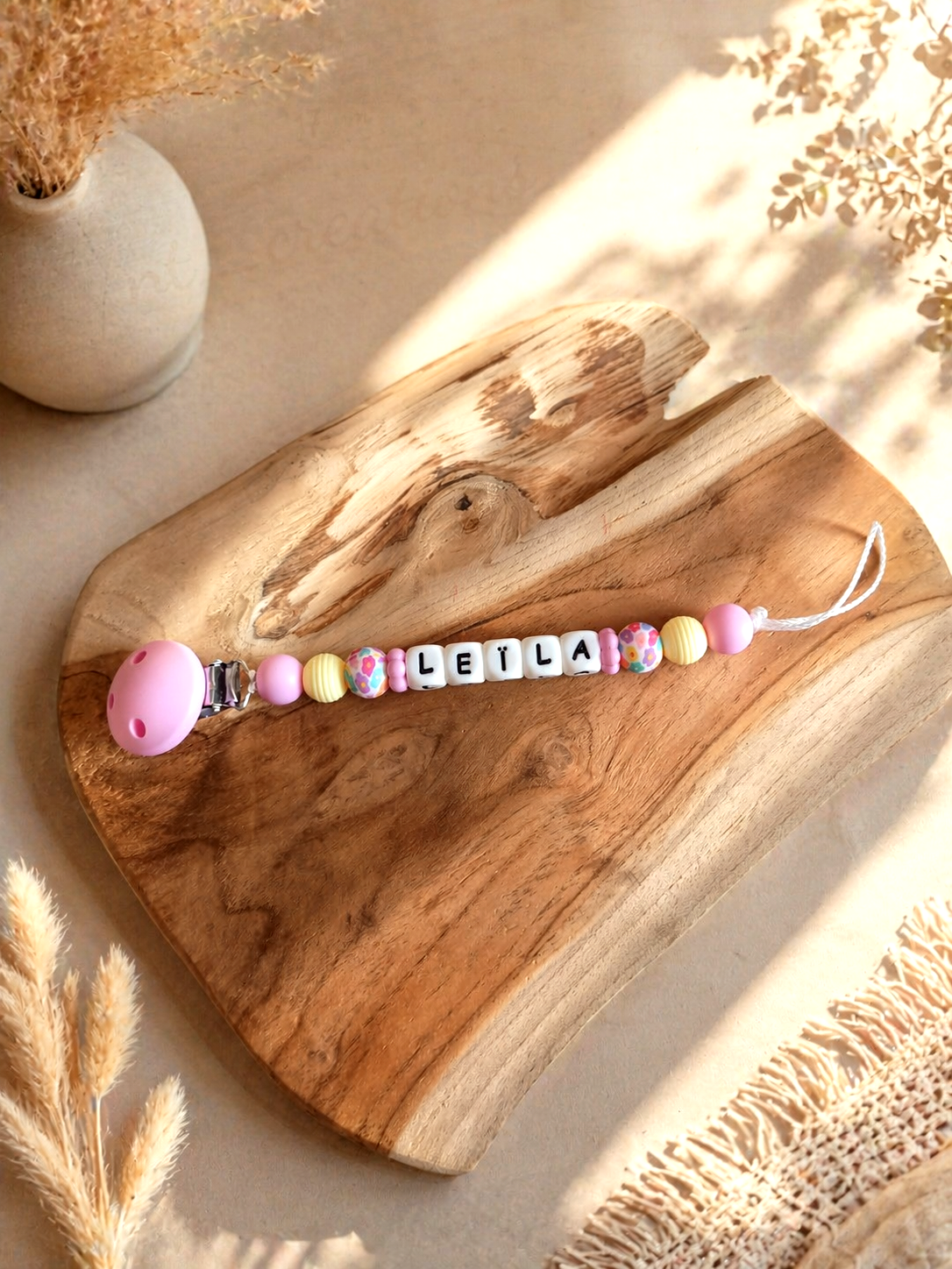 Attache tétine fleuri ‹ Leïla ›