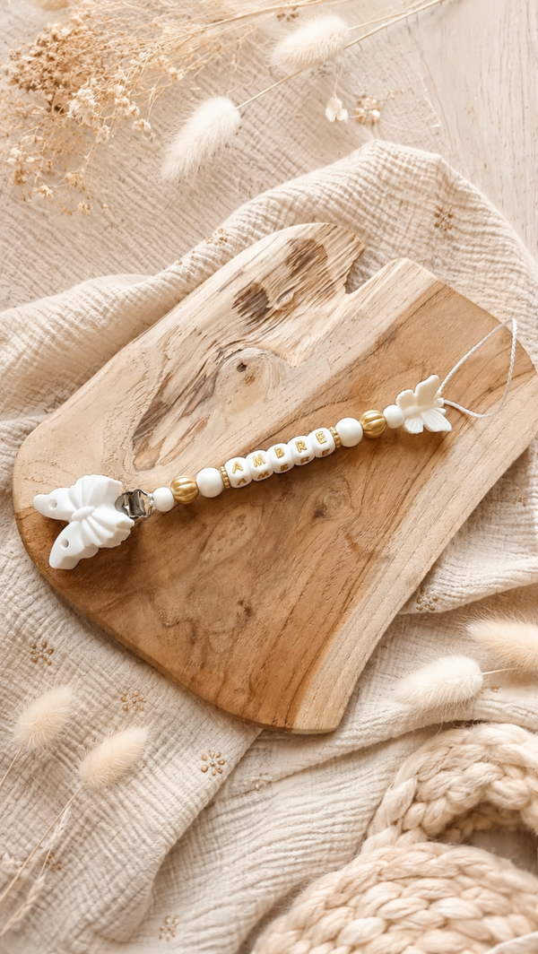 Attache tétine Ambre ‹ papillon ›