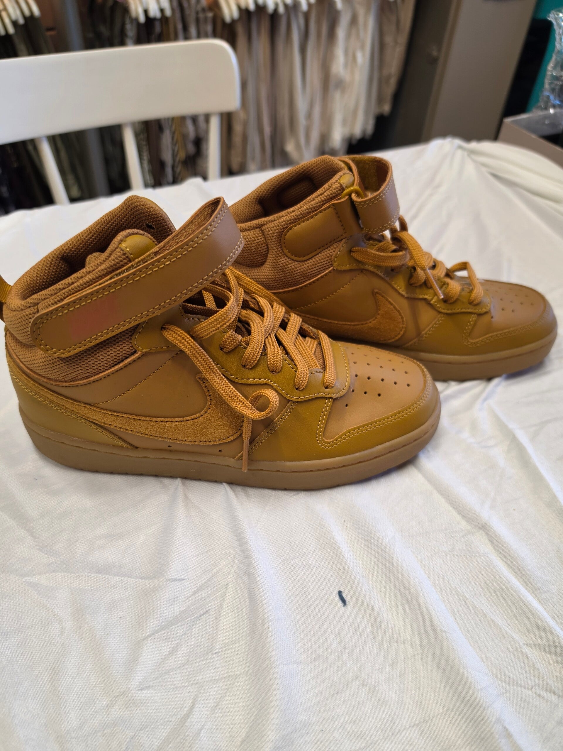 Hoge Nike's oker