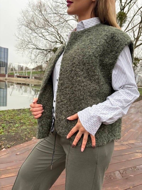 Ciepła kamizelka khaki z okrągłym dekoltem