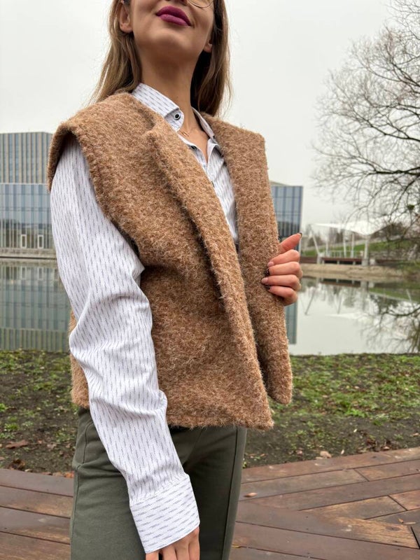 Ciepła kamizelka z okrągłym dekoltem - karmel