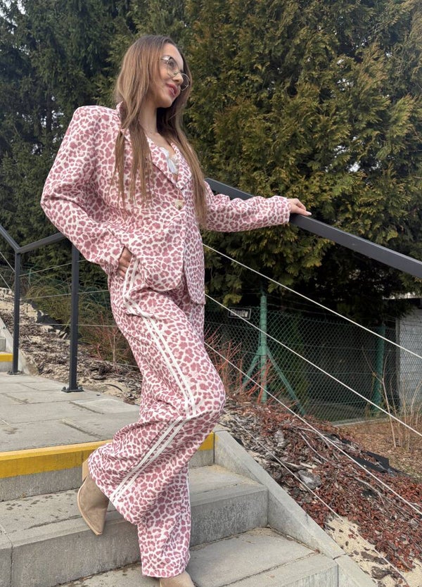 Zestaw z długą marynarką i długimi spodniami typu dzwony - róż