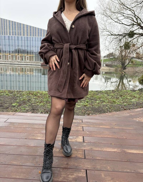 Elegancki, długi brązowy płaszcz z kapturem