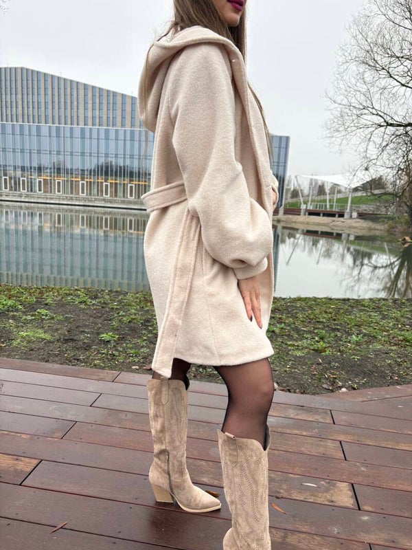 Elegancki, długi kremowy płaszcz z kapturem