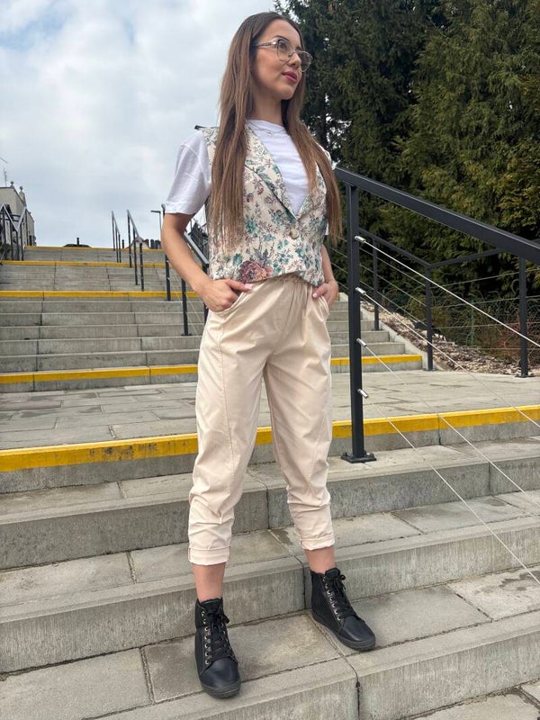 Beżowe spodnie z wyższym stanem, krótszą nogawką i gumką w pasie