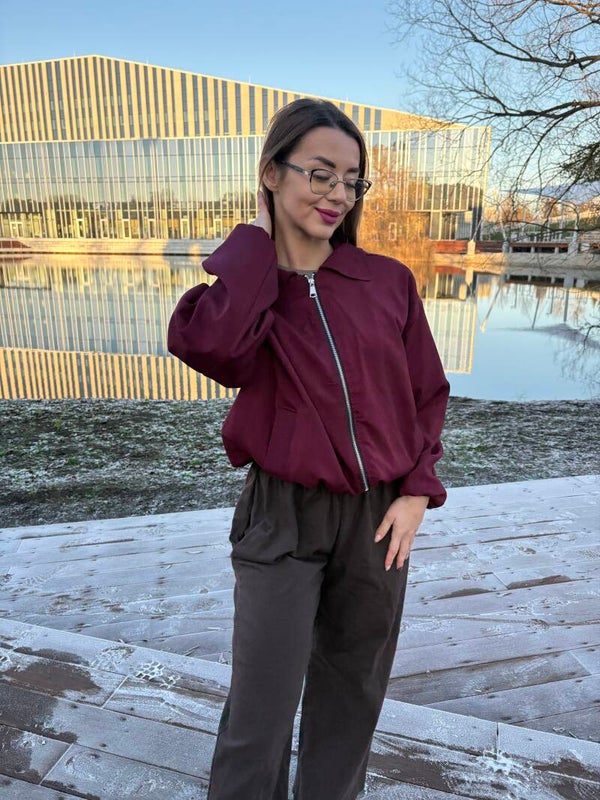 Bordowa kurtka typu bomber z długim rękawem i kołnierzem