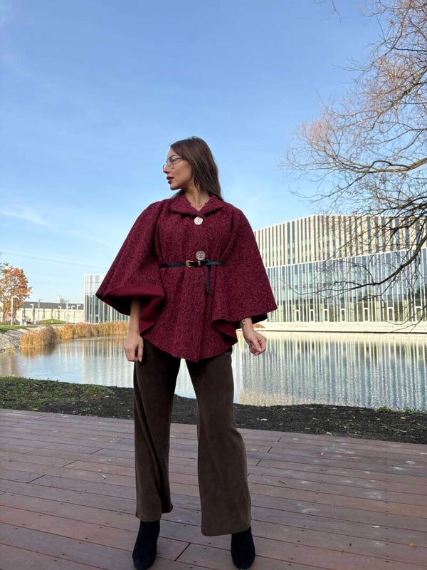 Bordowa peleryna na chłodniejsze dni