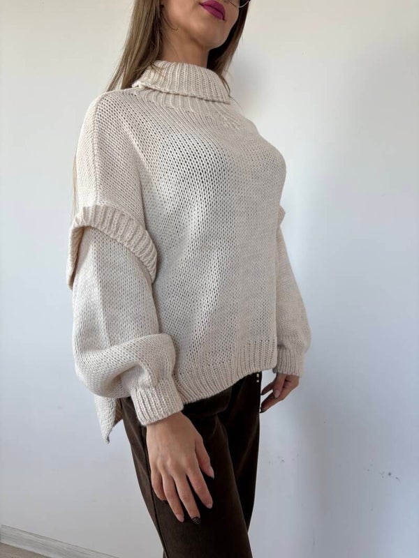 Ciepły biały sweter z golfem, długim rękawem i falbaną na rękawie