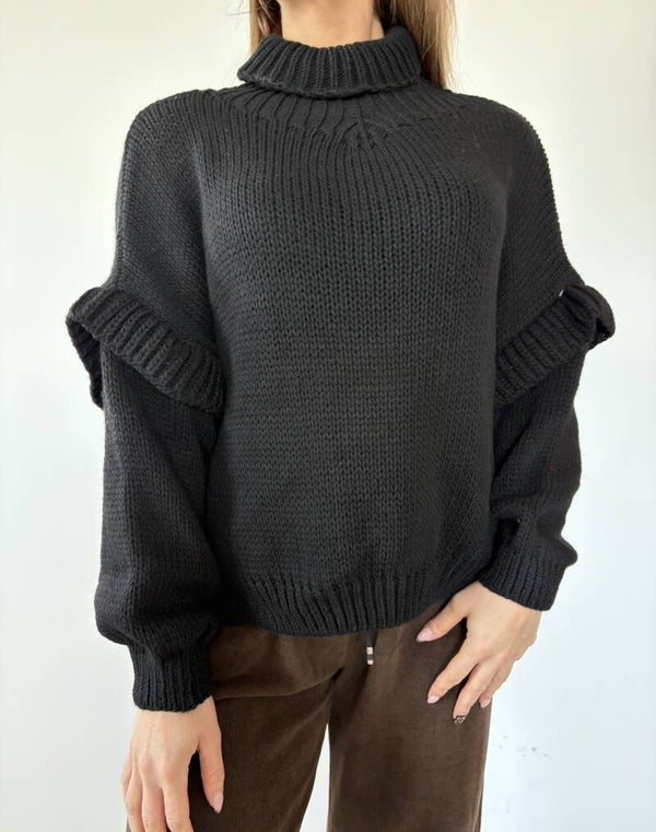 Ciepły czarny sweter z golfem, długim rękawem i falbaną na rękawie