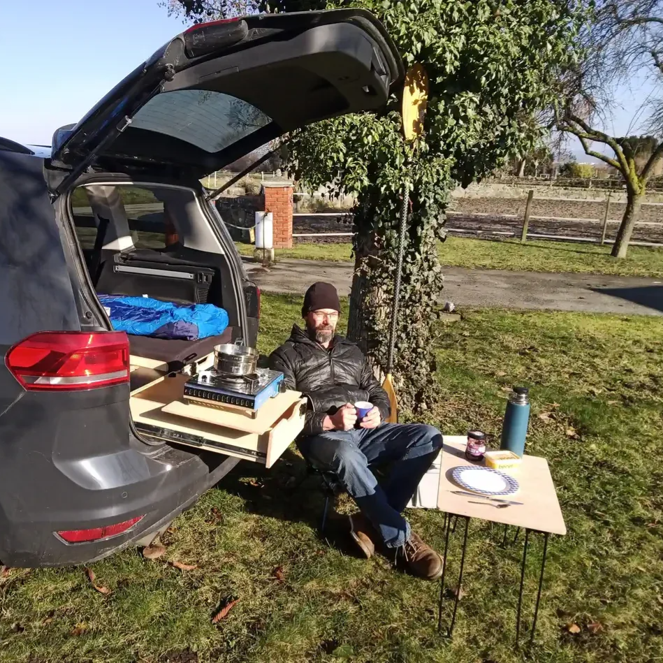 Camping scene mit Eurobox Tisch und Campingeinsatz