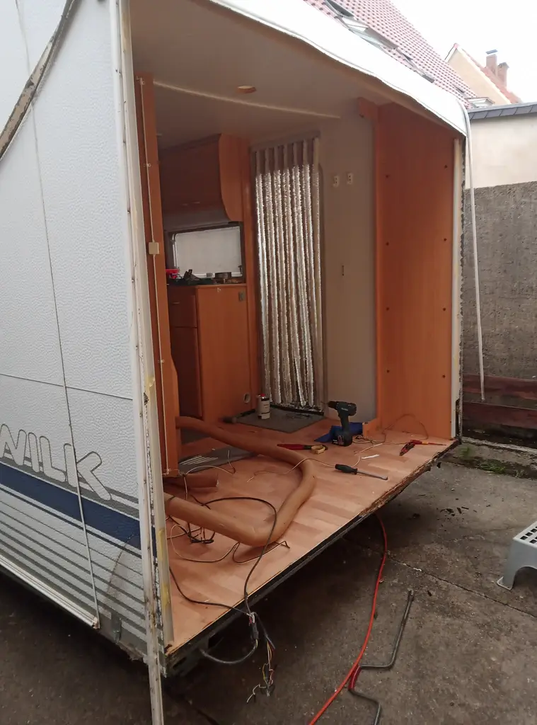 Wohnwagen mit Wasserschaden. Die Rückwand wurde heraus genommen.