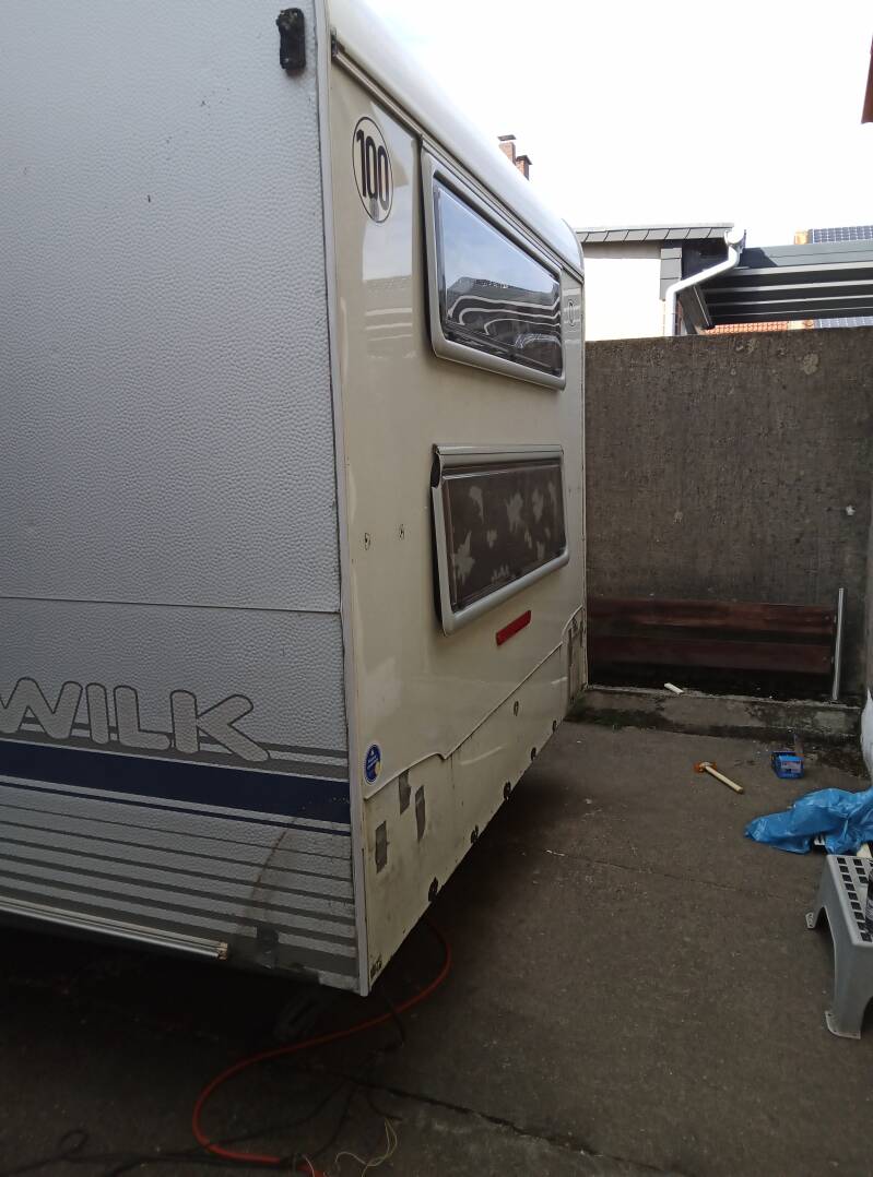 Wohnwagen mit wieder eingesetzter Rückwand