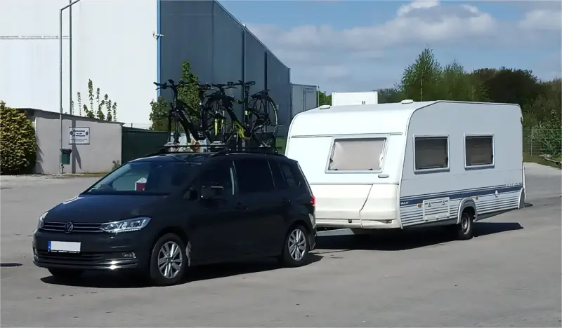 PKW mit angehängtem Wohnwagen