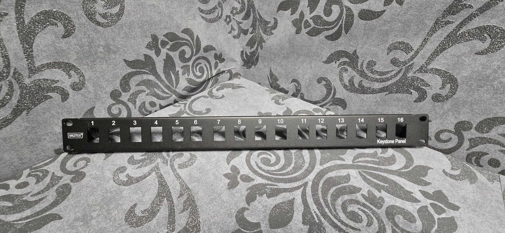 DIGITUS Keystone Panel mit 16 Ports aus einer Amazon-Retoure.