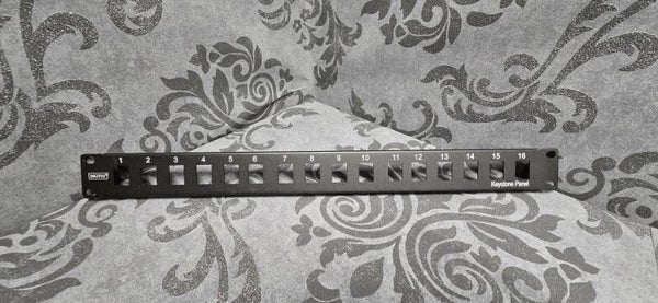 DIGITUS Keystone Panel mit 16 Ports aus einer Amazon-Retoure.