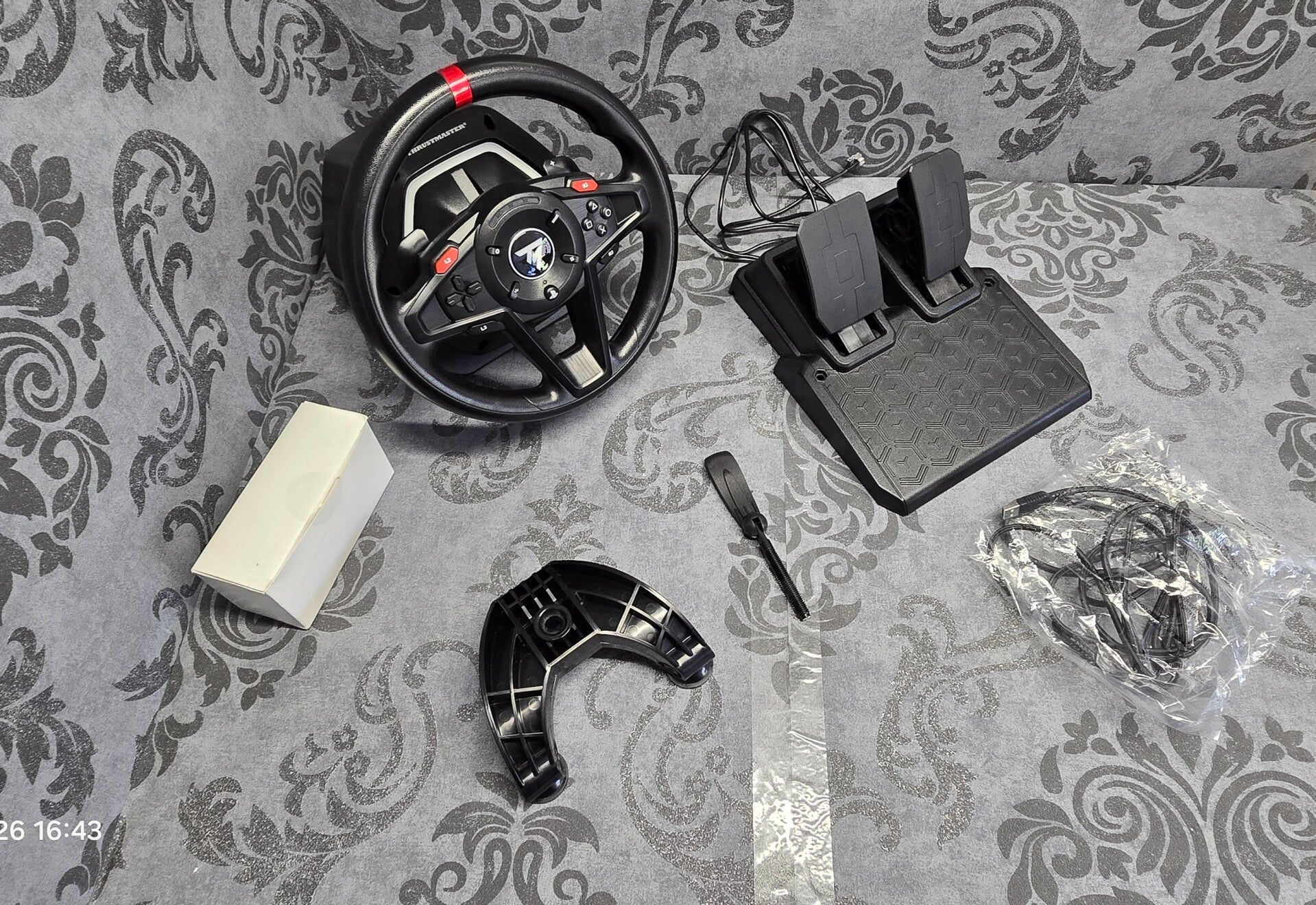 Thrustmaster T128 Lenkrad + Pedale PS5/PS4/PC – Amazon Retoure