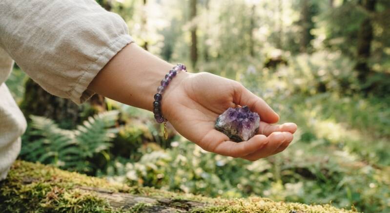 Unbearbeiteter Amethyst Rohstein als natürlicher Kristall im Mineralien Online Shop Seelenheil kaufen