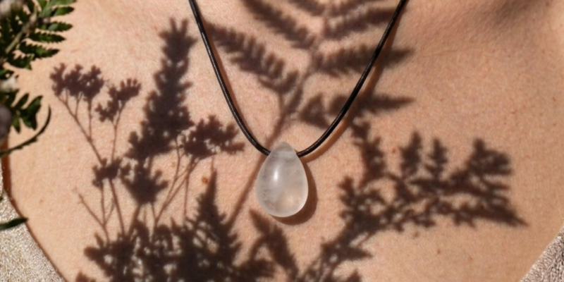 Bergkristall Anhänger aus gebohrtem Edelstein – natürlicher Edelsteinschmuck im Seelenheil Shop