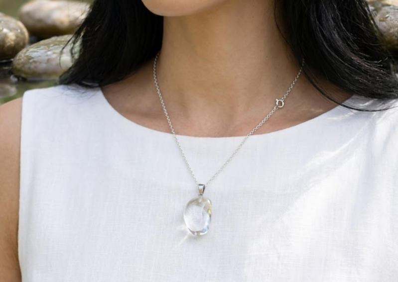 Bergkristall Edelstein kaufen – natürlicher Kristall Schmuck und spiritueller Edelstein im Seelenheil Shop.