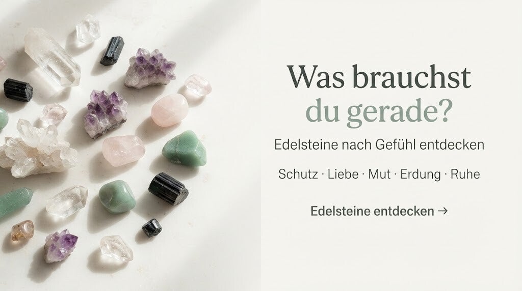 Hochwertige Edelsteine und Kristalle wie Bergkristall, Amethyst, Rosenquarz, Aventurin und schwarzer Turmalin auf hellem Naturstein – Edelsteine nach Gefühl entdecken für Schutz, Liebe, Mut, Erdung und Ruhe im Seelenheil Onlineshop.