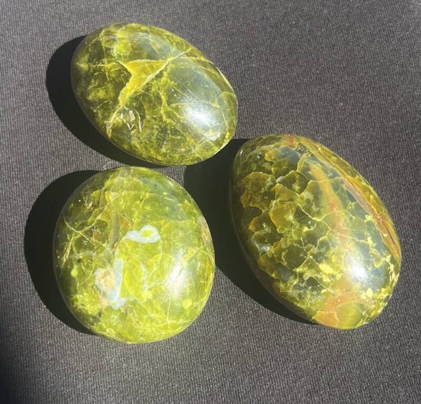 Grüner Opal Handstein – Edelstein für Harmonie & Herzchakra