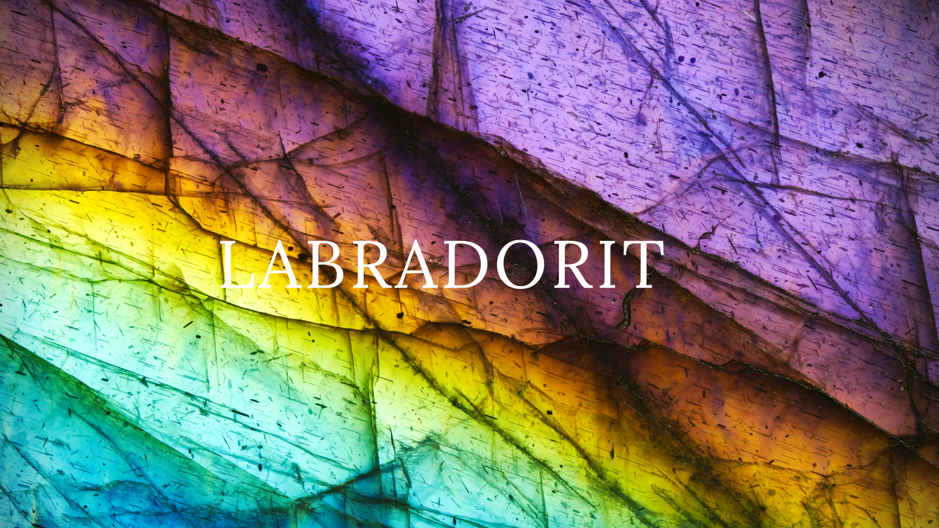 Labradorit Edelstein mit schimmerndem Farbspiel als Symbol für Wirkung und spirituelle Bedeutung