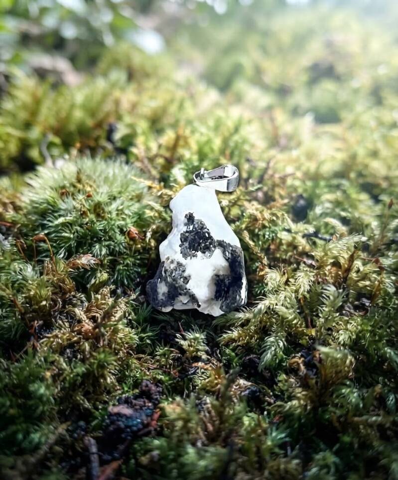 Mondstein Anhänger Rohstein, ungeschliffene Edelsteine als Schmuck kaufen, Seelenheil Onlineshop