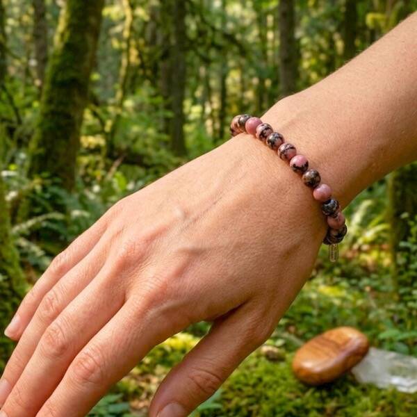 Rhodonit Armband kaufen – rosafarbener Rhodonit Edelstein mit dunkler Maserung als ausdrucksstarker Edelsteinschmuck im Seelenheil Onlineshop