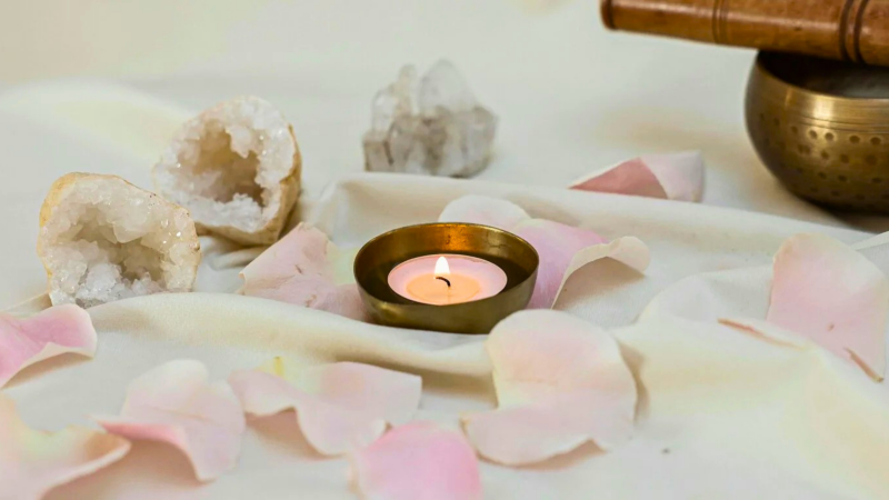 Ritual für Selbstliebe und Selfcare zuhause – Wohlbefinden steigern mit Edelsteinen und Räucherwerk