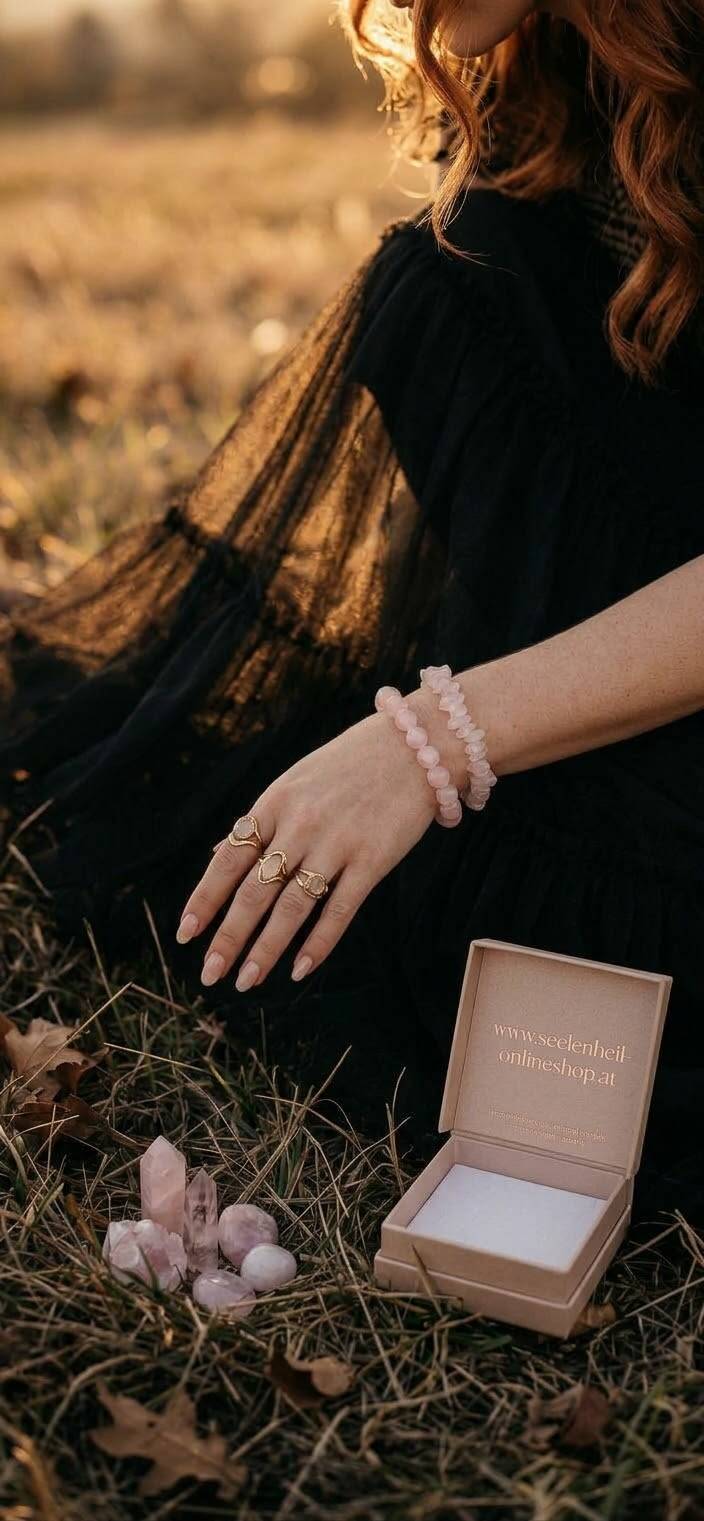 Rosenquarz-Armbänder als Kugelarmband und Splitterarmband sowie Rosenquarz-Schmuck für Kinder bei Seelenheil