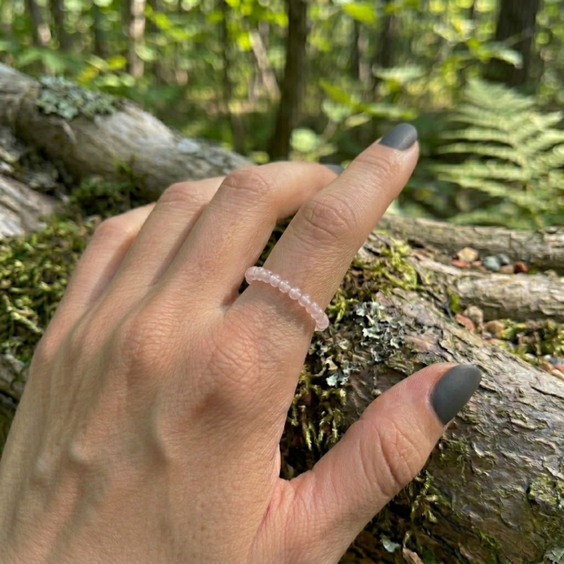 Rosenquarz Ring aus echten Naturstein-Perlen – hochwertiger Edelstein Ring als stilvoller Edelsteinschmuck für Damen, online kaufen.