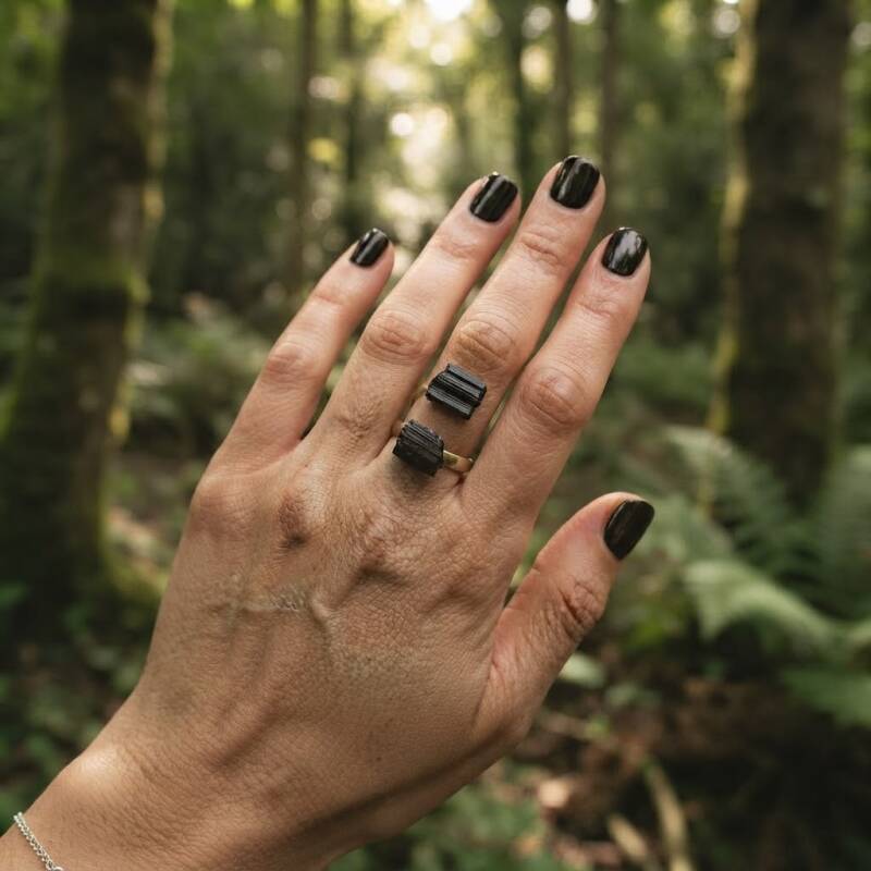 Schwarzer Turmalin Ring kaufen, eleganter Edelstein Schutzring in Handarbeit online, Seelenheil Onlineshop