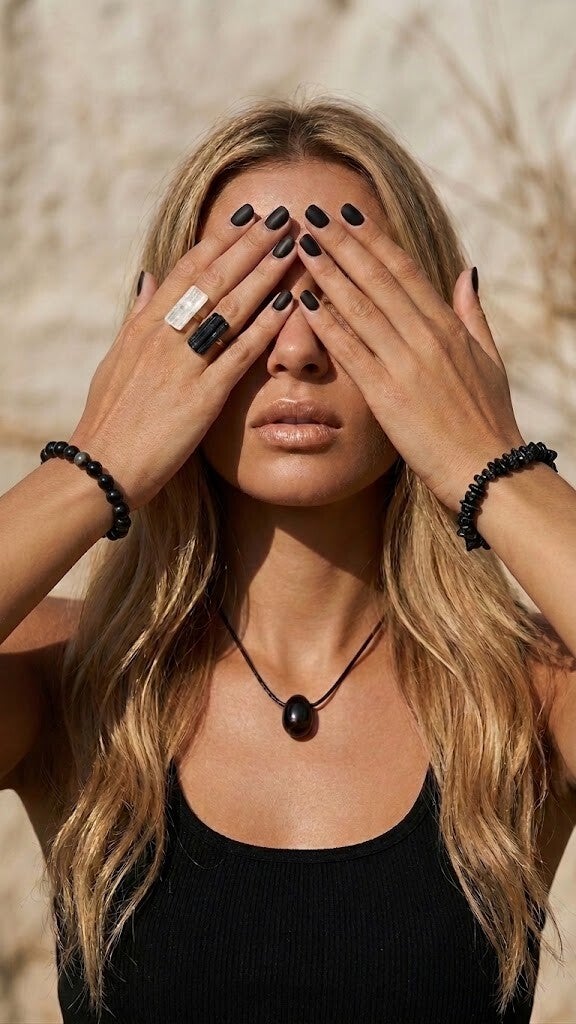 Schwarzer Turmalin Schmuck kaufen – Armband, Ring, Splitterarmband und Schutzstein Armband im Seelenheil Onlineshop entdecken.
