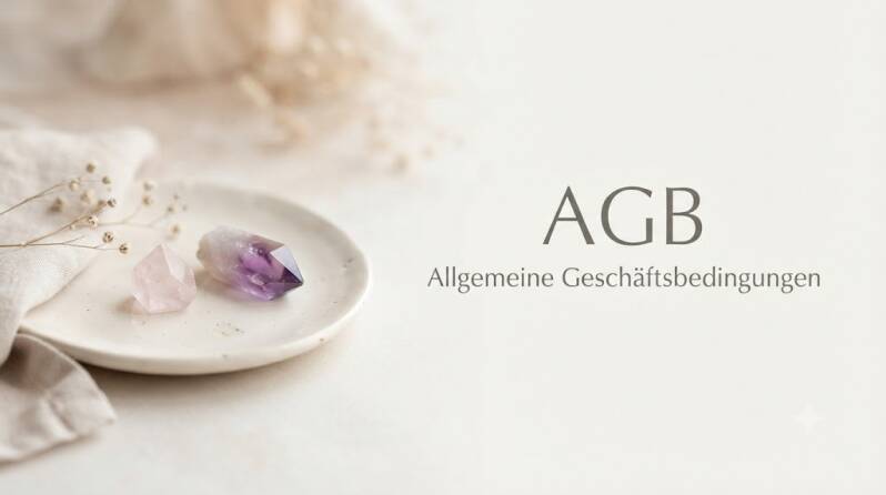 Minimalistisches AGB-Banner für den Edelstein-Shop Seelenheil in sanften Creme- und Mauvetönen mit zwei dezenten Kristallen auf einem hellen Keramikteller.