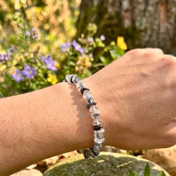 Turmalin Quarz kaufen – faszinierender Edelstein mit Turmalin-Einschlüssen für Edelsteinsammler und spirituelle Steinliebhaber im Seelenheil Onlineshop entdecken.