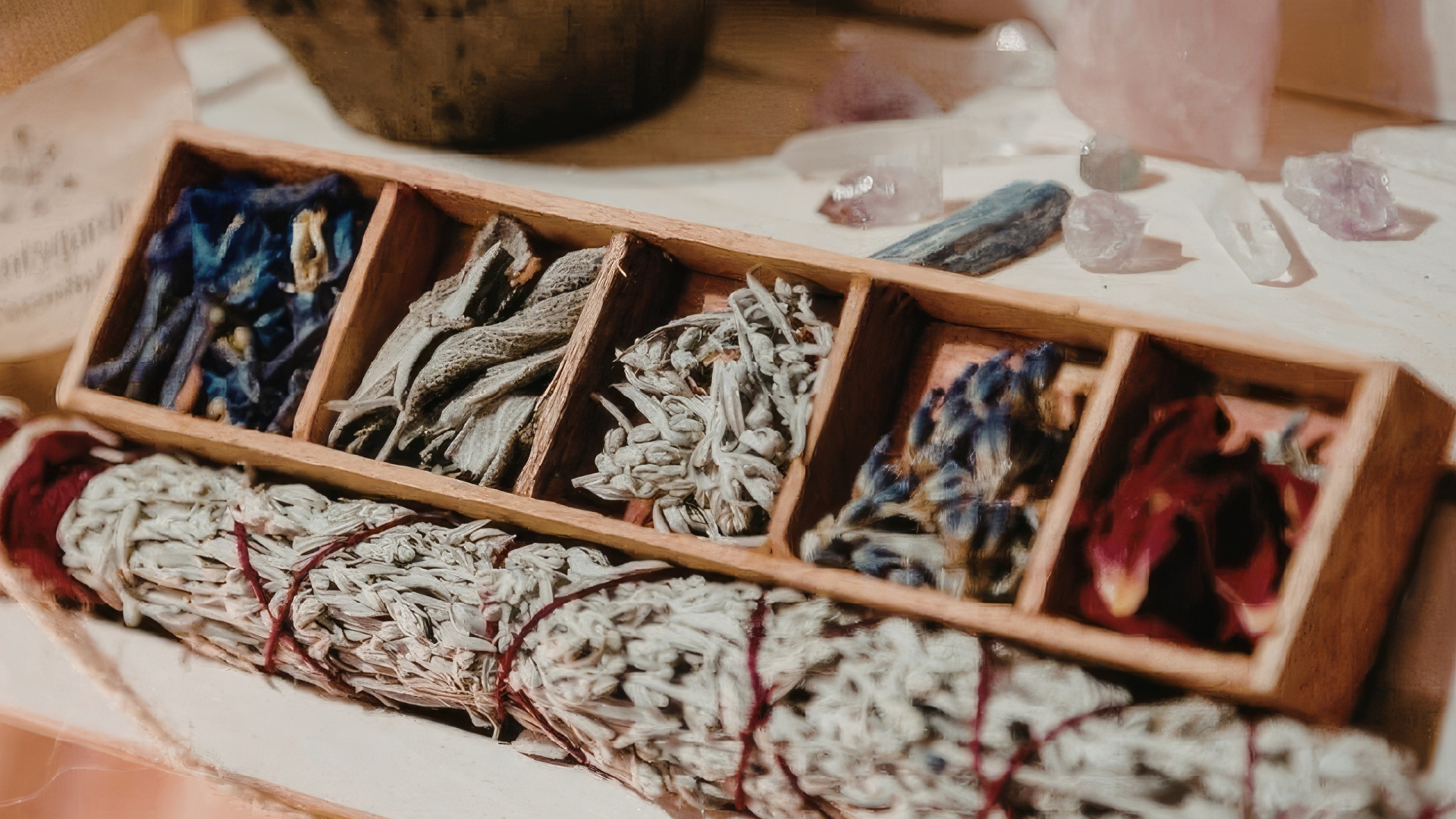 Vollmond Räuchern Ritual Anleitung zur energetischen Reinigung von Wohnung und Haus mit Salbei, Weihrauch und Palo Santo zur Transformation und zum Loslassen negativer Energien
