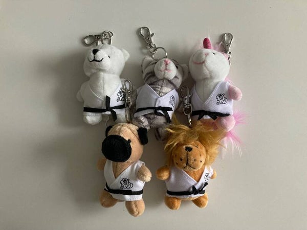 Sleutelhanger met knuffelbeertje in judopak