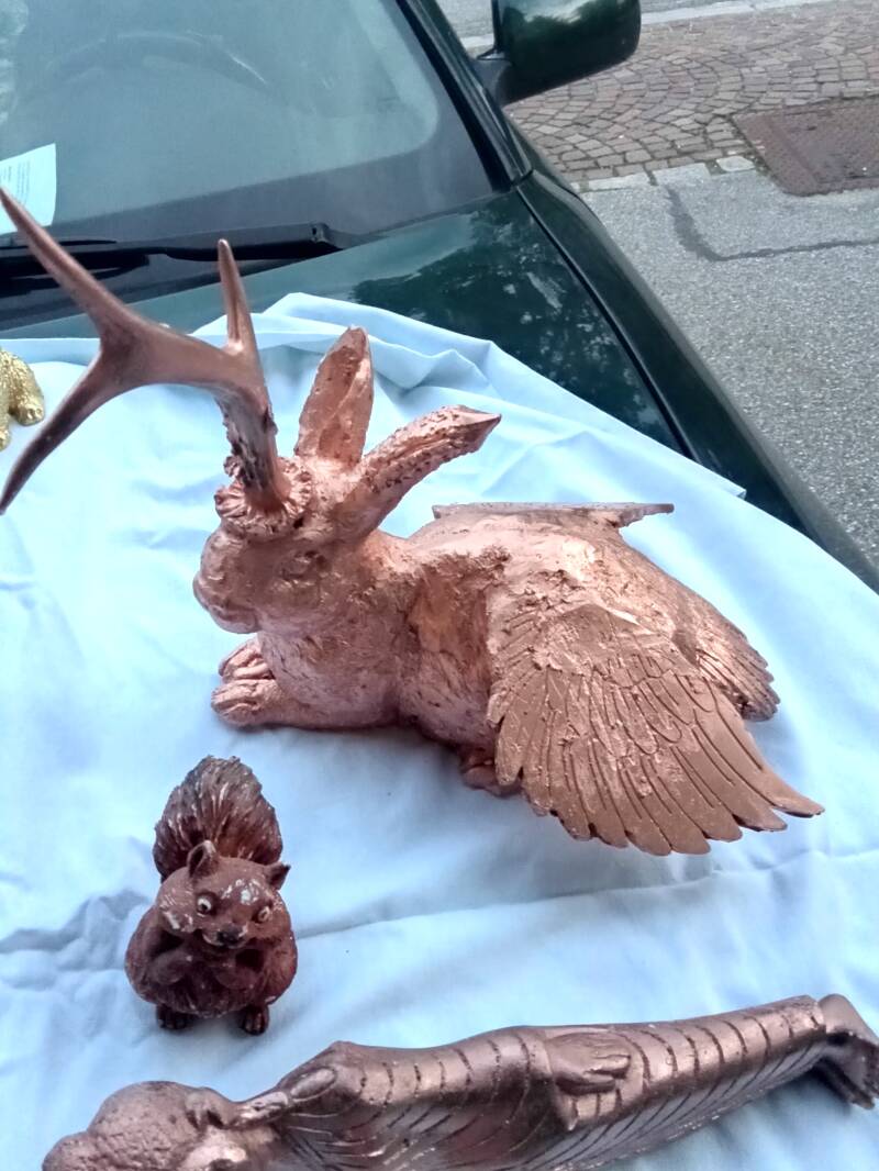 Wolperdinger Eichkätzchen und liegender Buddha in Gips unf Kupferfarben.