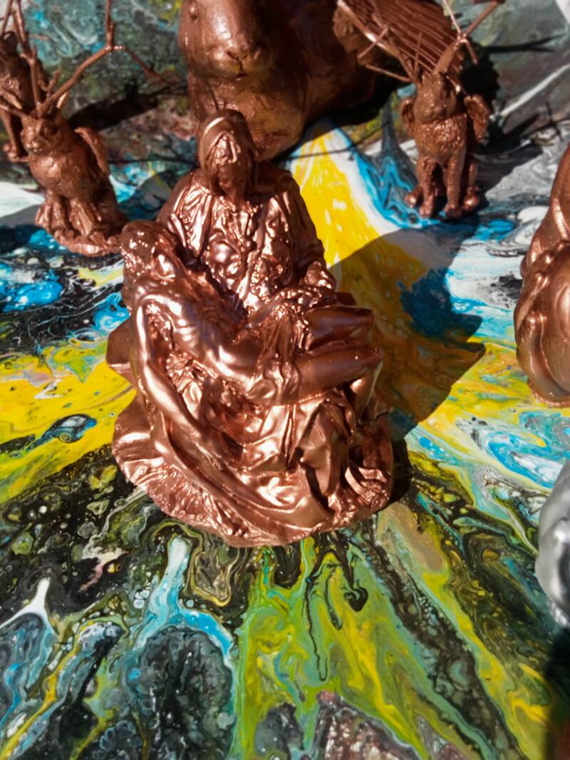 Muttergottes mit Jesus auf dem Schoß. Dahinter kleine Wolperdinger