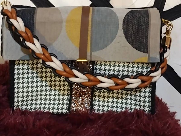 Strap eith cloth print clutch