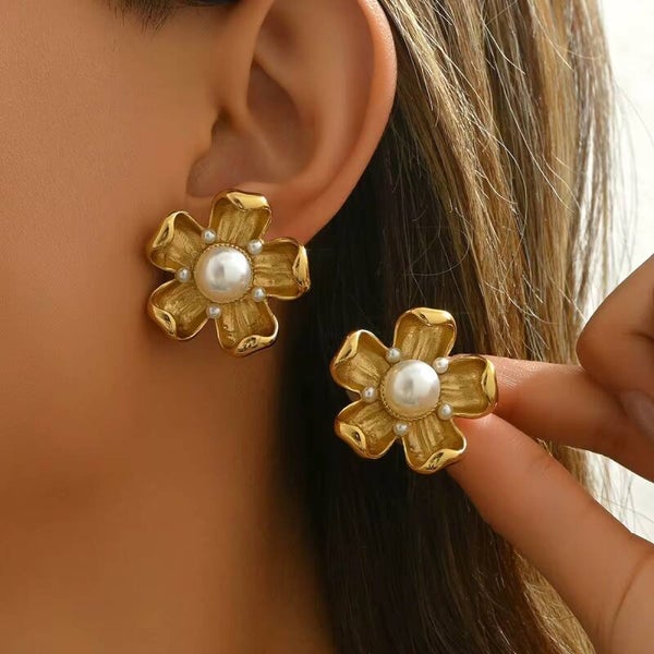 Stick pearl earrings
