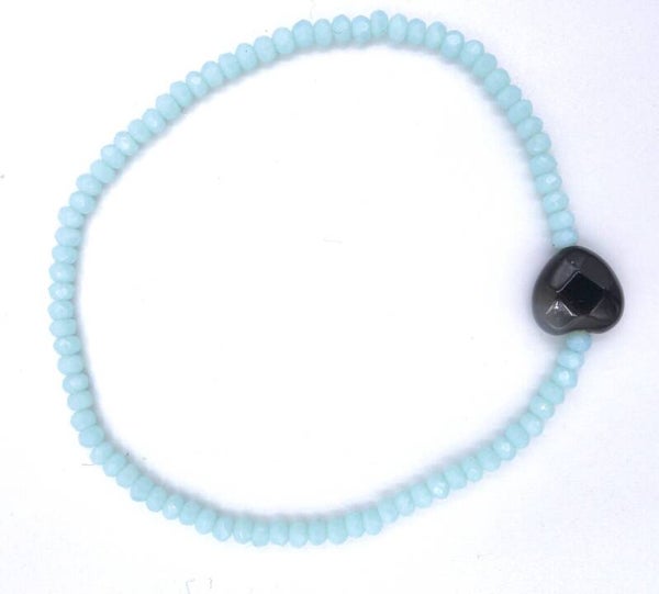 Blauwe glaskraal met zwarte onyx hart