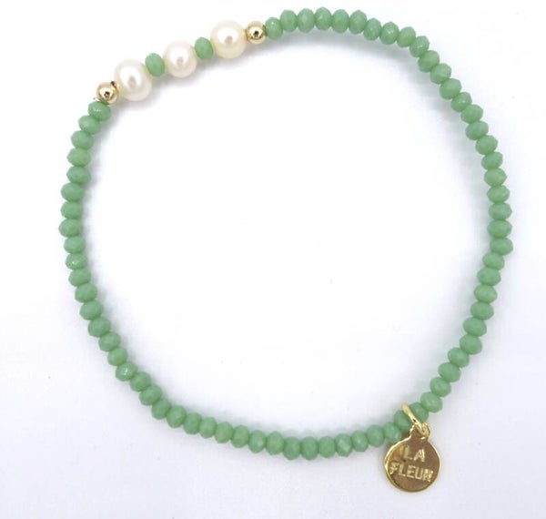 Kleine parel met groene glaskraaltjes