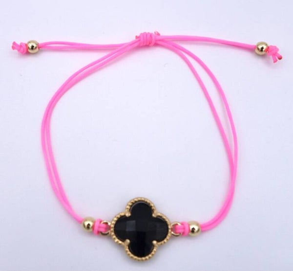 Klavertje met fuchsia roze bandje