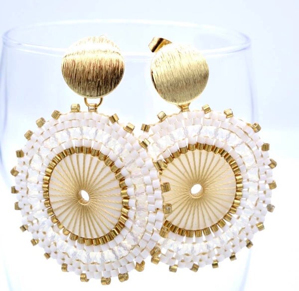 Witte boho oorhanger
