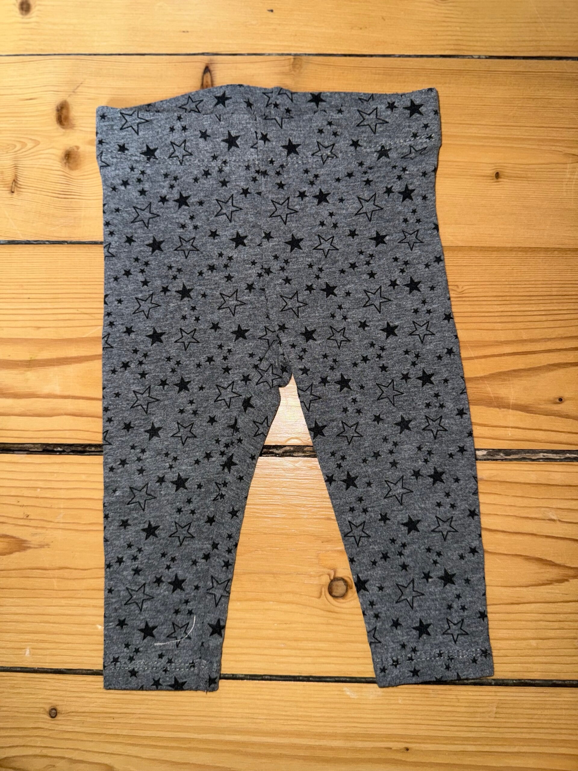 Graue Leggings mit Sterne Gr. 74 Pocopiano