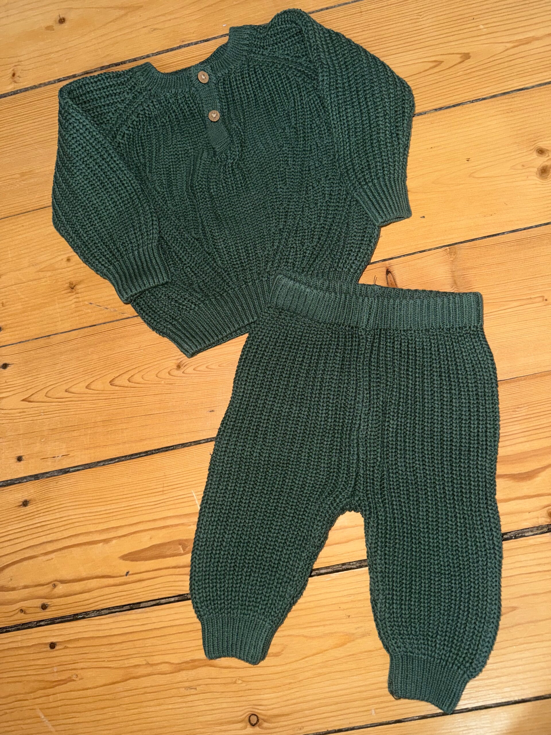 Dunkelgrünes Strickset Gr. 62 Primark