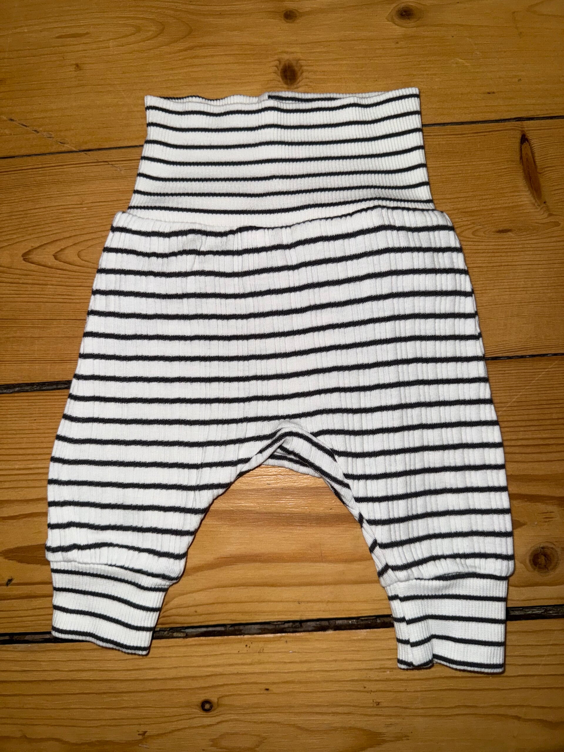 Schwarz/weiß gerippte Hose Gr. 44 H&M